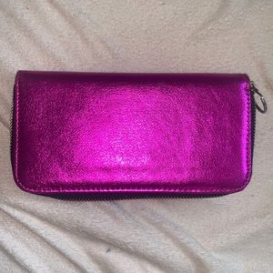 Good condition shiny pink wallet(FREE BLACK BAG!!)